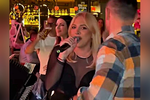 MILICA TODOROVIĆ U PROVODU Evo kako izgleda pevačica TRI MESECA nakon porođaja, pevala u PROVIDNOJ haljini