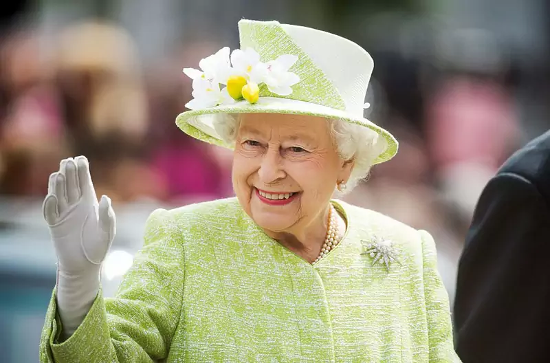 Królowa Elżbieta II w przykuwającej uwagę kreacji