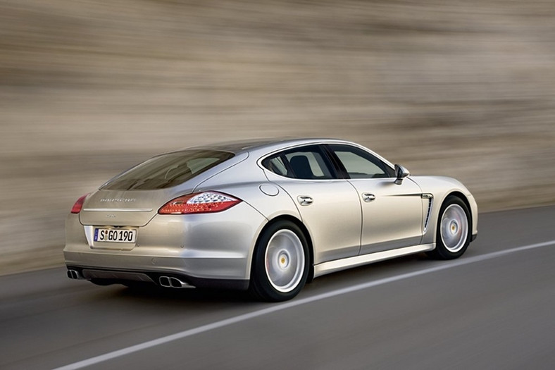 Porsche Panamera – muszą WSZYSTKIE naprawić, może przy okazji poprawią im wygląd?