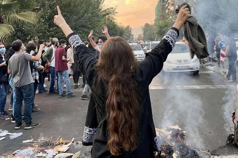 Mieszkańcy Teheranu protestują po tragicznej śmierci 22-letniej Mahsy Amini, która prawdopodobnie została pobita na śmierć przez policję obyczajową za niewłaściwe noszenie hidżabu, wrzesień 2022 r.