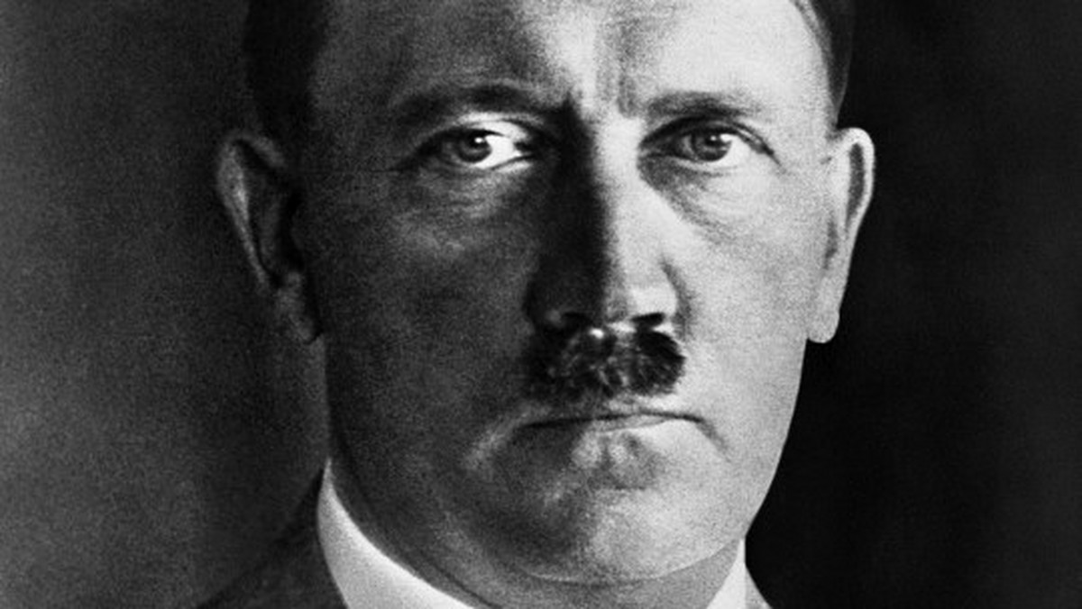 Przy jednej z ulic w Toruniu zawisł billboard, a na nim, wśród kwiatków i czaszek SS, cytat z Adolfa Hitlera: "Jakie to szczęście dla rządzących, że ludzie nie myślą".