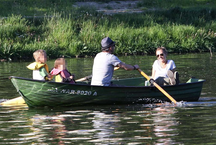 Patrycja Markowska z dziećmi na łódce