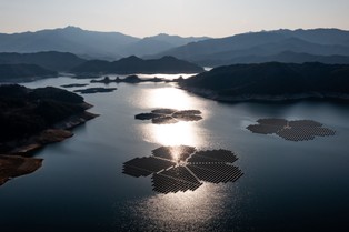 Floatowoltaika na ratunek. Pływająca energia słoneczna może spowolnić kryzys klimatyczny