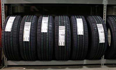 Toksyczne cząstki z opon przenikają do warzyw [BADANIE]