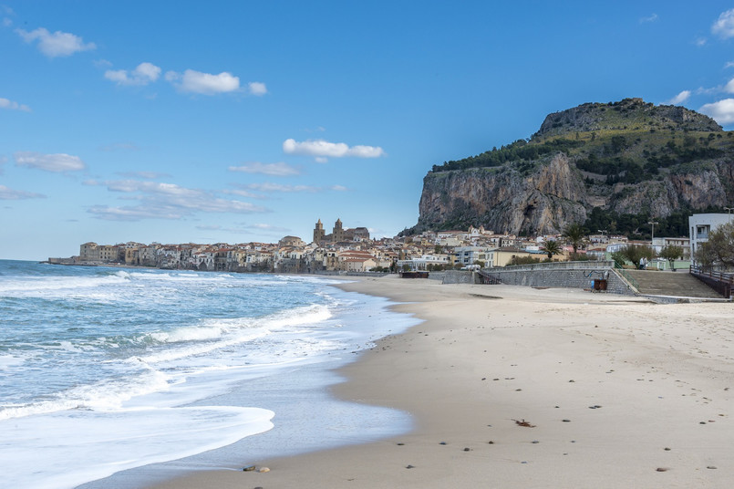 Cefalù – plaża idealna dla rodzin Cefalù leży na północnym wybrzeżu Sycylii, nieco ponad godzinę drogi od centrum Palermo, i jest wprost wymarzonym miejscem na wakacje. Uznane za jedną z najpiękniejszych włoskich miejscowości, zachwyca wspaniałym położeniem. Średniowieczna zabudowa rozciąga się wzdłuż skał okalających zatokę w kształcie półksiężyca. Pomiędzy miasteczkiem a turkusową wodą znajdziemy ponad kilometrowy pas miękkiego, złotego piasku. Wygrzewając się w słońcu, można podziwiać otoczoną palmami średniowieczną katedrę, wspartą o skaliste klify lub wpatrywać się w bezkresny błękit. Spokojne, ciepłe wody zatoki są idealne dla rodzin z dziećmi, tym bardziej, że w razie gdyby znudziły im się kąpiele, szybko można zorganizować dodatkowe atrakcje w miasteczku. Cefalù od wieków jest znane ze swojego imponującego dziedzictwa kulturowego, z wieloma spektakularnymi zabytkami. – Wspomniana katedra górująca nad miastem może poszczycić się bizantyjską mozaiką z 1148 roku – cały obiekt od 2015 roku widnieje na liście światowego dziedzictwa UNESCO. Warto też wybrać się wspólnie do La Rocca, dawnej arabskiej cytadeli, wybudowanej na urwistej skale górującej nad miastem. Choć wspinaczka zajmuje około godziny, na miejscu można podziwiać można najlepsze widoki na Cefalù – mówi Piotr Wilk, przedstawiciel biura Rainbow.