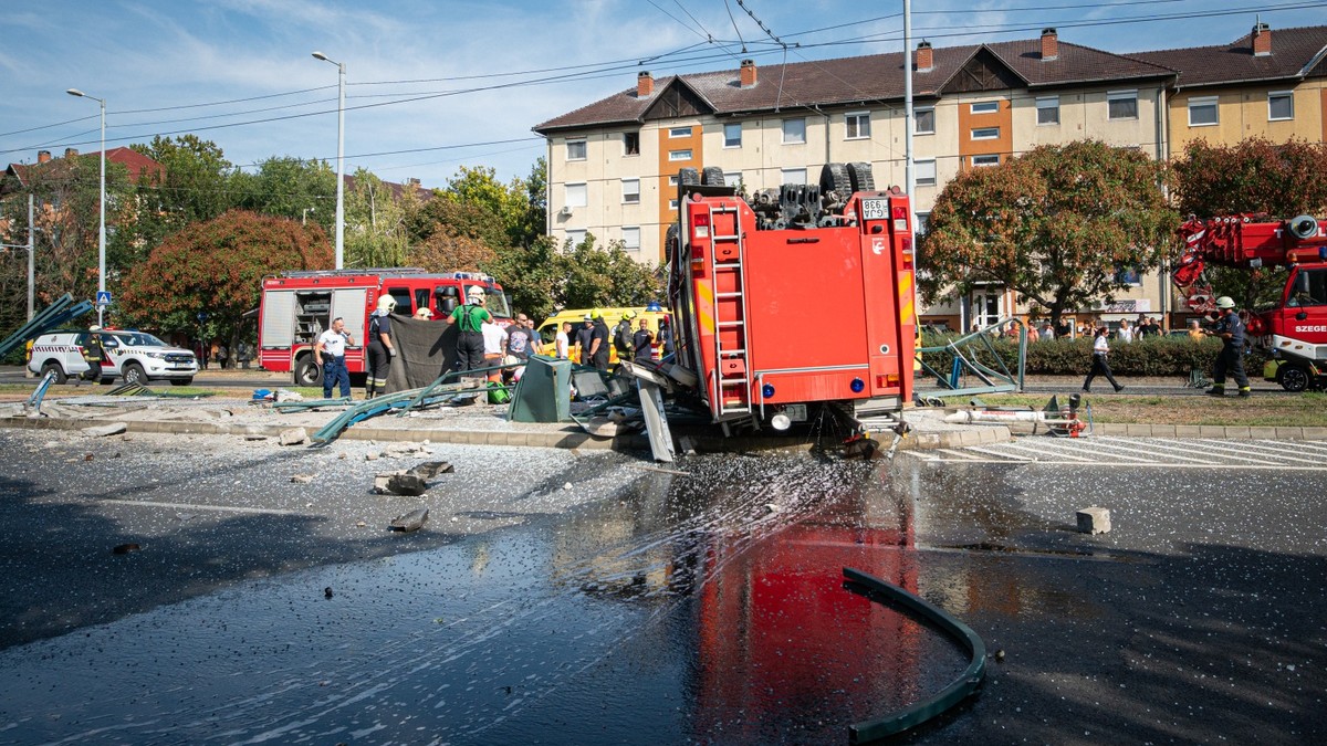 Felborult egy tűzoltóautó Szegeden, letarolt egy villamosmegállót – fotók a helyszínről