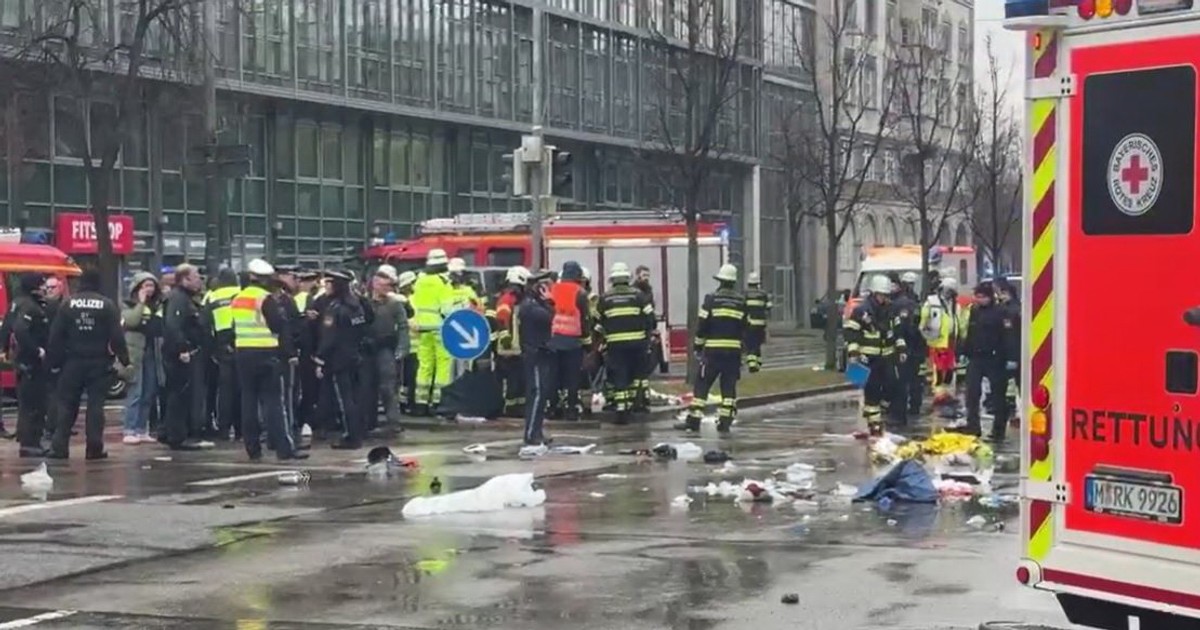 Tüntetők közé hajtott egy autós Münchenben