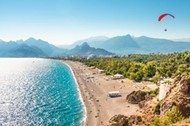 Antalya  – prawie dwumilionowe tureckie miasto, które w ostatnich latach stało się jednym z najbardziej „zielonych kurortów w regionie.