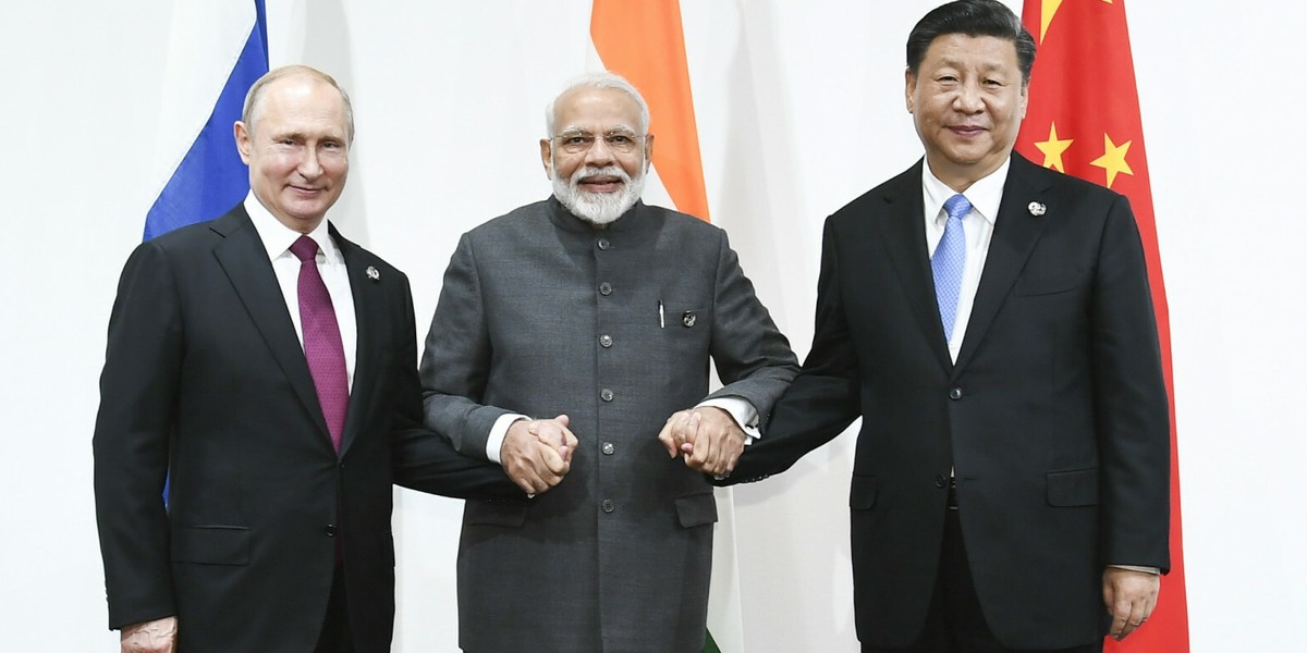 Prezydent Rosji Władimir Putin (od lewej), premier Indii Narendra Modi i prezydent Chin Xi Jinping. 28 czerwca 2019 r. 