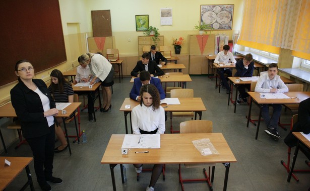 Test z wiedzy przyrodniczej był pierwszym z dwu, jakie składają się na egzamin z wiedzy matematyczno-przyrodniczej, do którego uczniowie III klas gimnazjów przystąpili w czwartek po godzinie 9. Zawierał zadania z biologii, chemii, fizyki i geografii. Na rozwiązanie ich mieli 60 minut (dyslektycy mogli rozwiązywać je 20 minut dłużej).