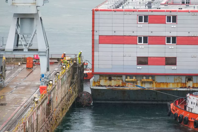 Barka noclegowa Bibby Stockholm wpływa do doków Falmouth w Kornwalii w celu poddania się inspekcji