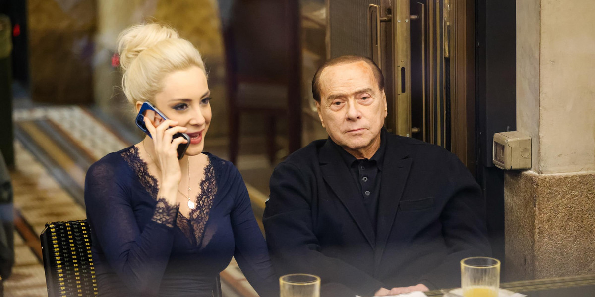 Berlusconi z 32-letnią partnerką. Co zapisał kobiecie w testamencie?