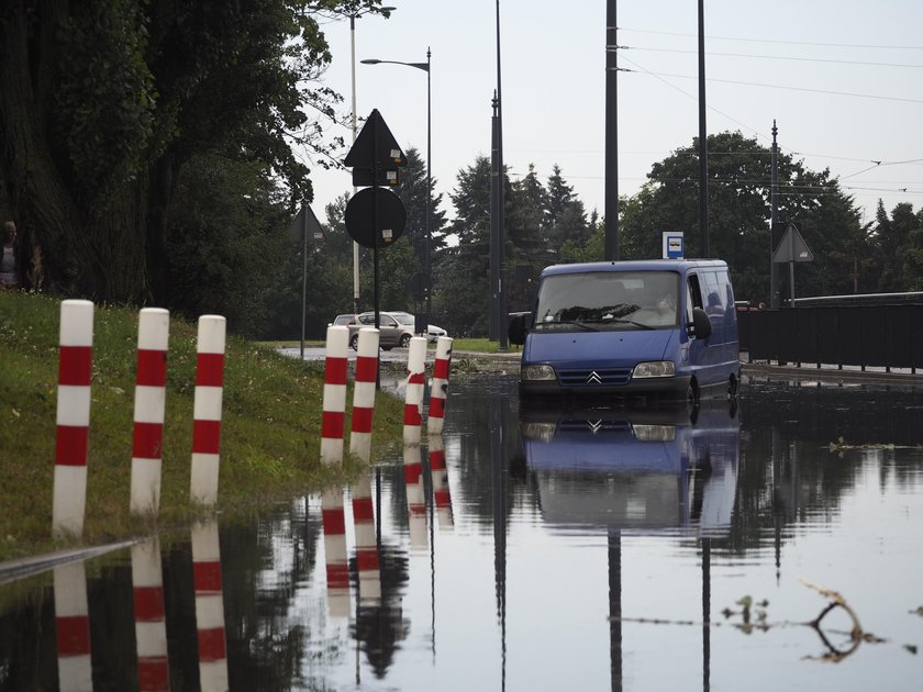 Krajobraz po nawałnicy w Łodzi. Powalone drzewa, zalane ulice...