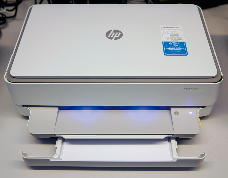 Niebieskie podświetlenie w HP Envy 6020 to kwestia gustu, ale podajnik na papier jest praktyczny: mieści do 100 arkuszy, dobrze chroniąc je przed kurzem, a drukarka zajmuje mniej miejsca. HP mieści się również w skromnym budżecie
