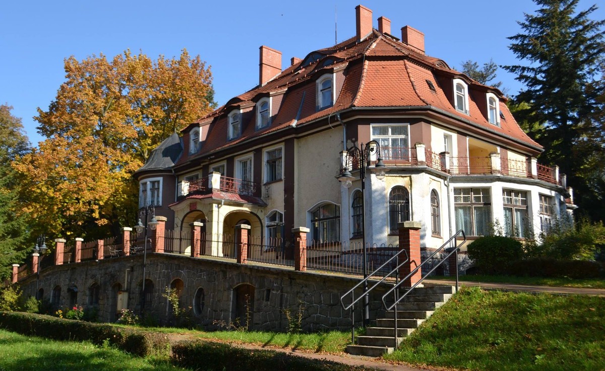 Centrum Edukacji Ekologicznej i Wulkanizmu - Pałacyk w Muchowie