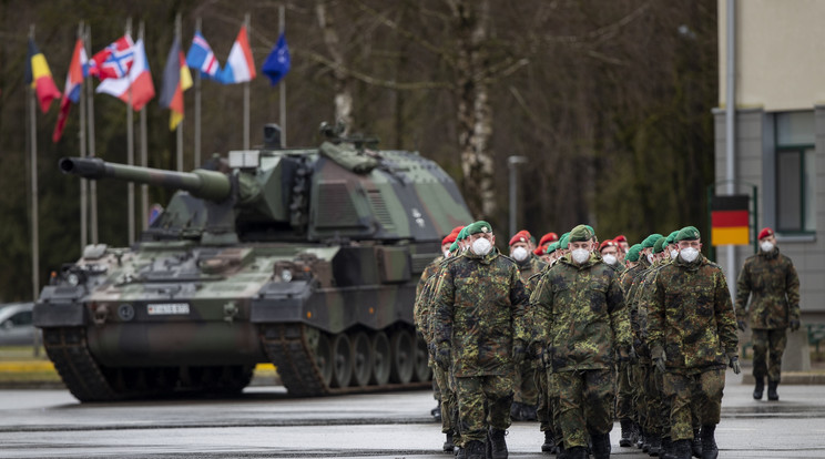 A NATO keleti szárnyát erősítő német zászlóalj katonái Christine Lambrecht német védelmi miniszter és litván hivatali partnere, Arvydas Anusauskas érkezésére várnak a közép-litvániai Rukla támaszpontján 2022. február 22-én. A német vezetésű NATO-harccsoportot 2017-ben telepítették Litvániába, miután Oroszország 2014-ben annektálta a Krím félszigetet.MTI/AP/Mindaugas Kulbis