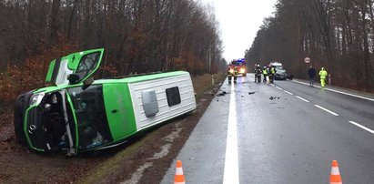 Wyprzedzała na czołówkę. Zderzyła się z busem