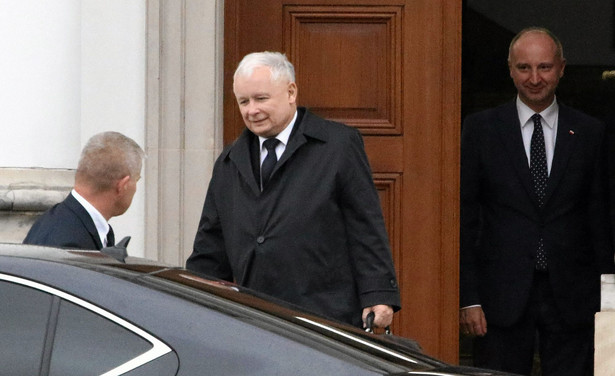 Jarosław Kaczyński wychodzi ze spotkania z Andrzejem Dudą