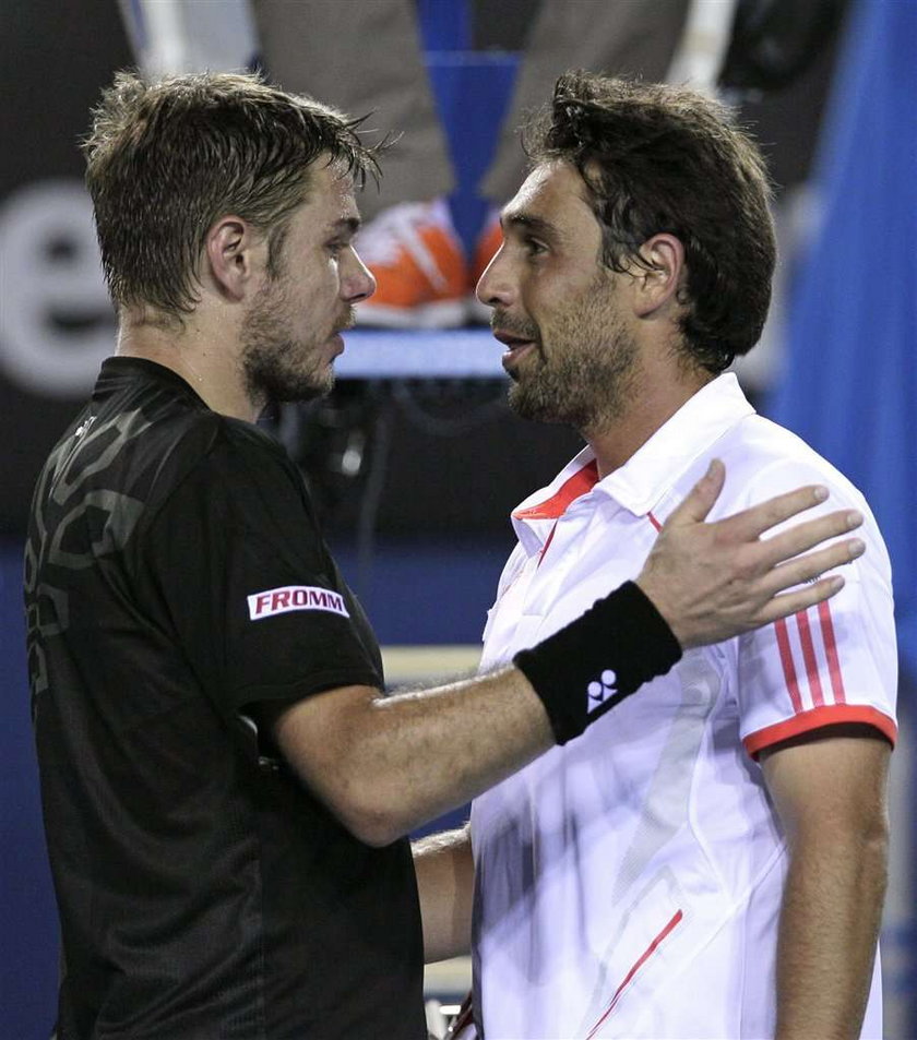 Tenisista Stanislas Wawrinka pomacał pierś liniowej. Wideo