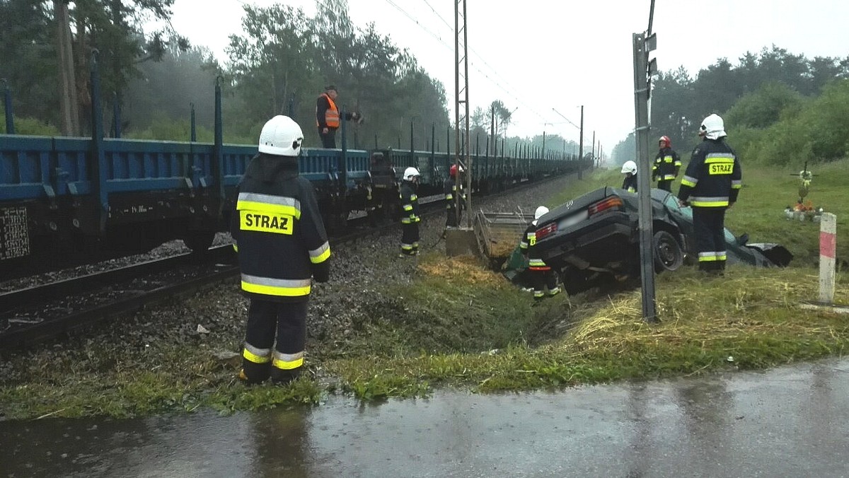 Do groźnego wypadku doszło dzisiaj na niestrzeżonym przejeździe kolejowym w powiecie wysokomazowieckim. 37-letni mężczyzna za kierownicą samochodu osobowego wjechał pod pociąg towarowy.