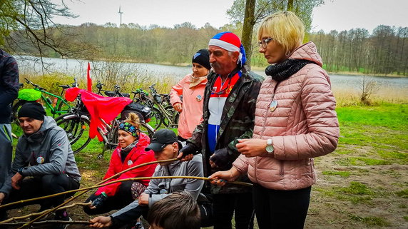 Wiosna w tym roku się do nas nie spieszy, dlatego turyści w Drawsku Pomorskim postanowili wyruszyć aby ją powitać. 2 maja zorganizowano dwa rajdy turystyczne: pieszy i rowerowy.