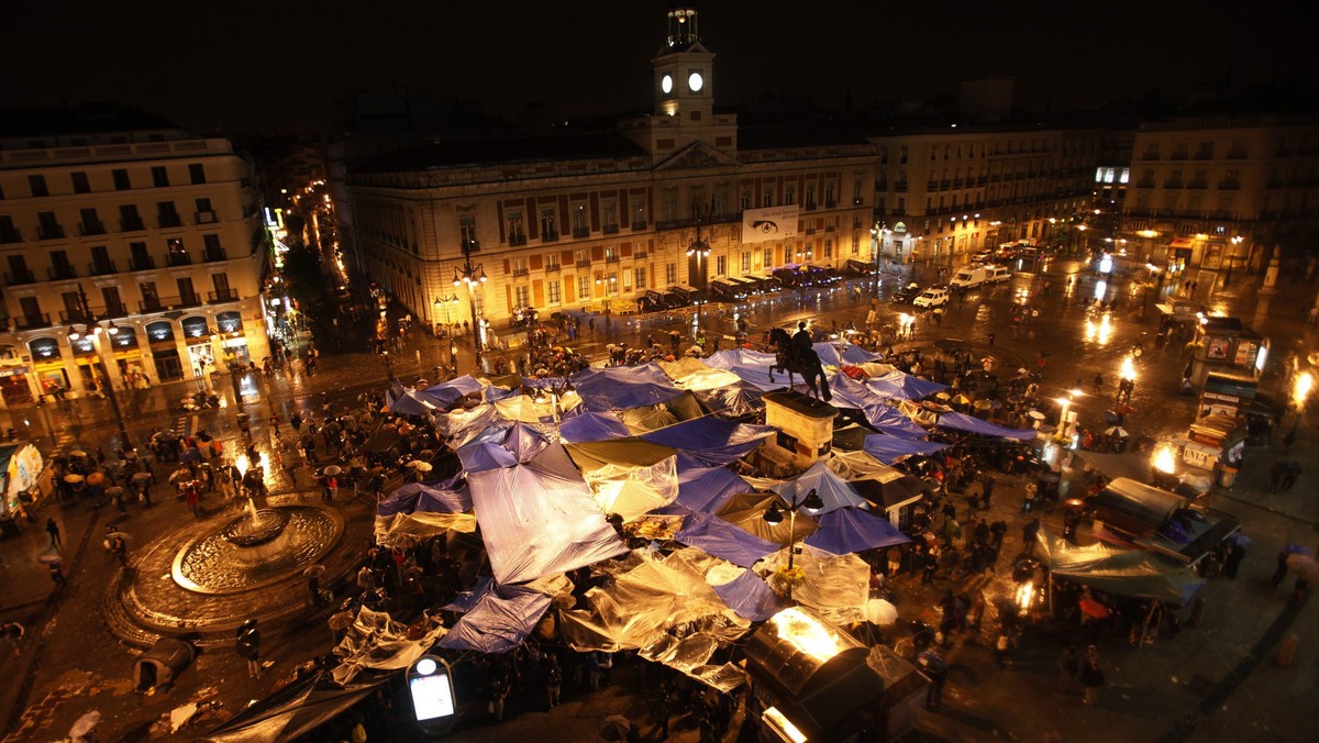 Pomimo zakazu manifestacji w związku ze zbliżającymi się wyborami samorządowymi tysiące osób protestowały dzisiaj w Madrycie przeciwko partiom politycznym i temu, jak rząd radzi sobie z kryzysem gospodarczym.