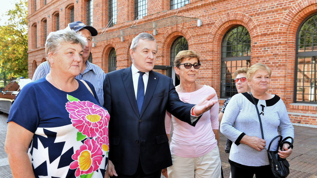 Łódź dostała w tej kadencji największe wsparcie z Ministerstwa Kultury - podkreślił wicepremier, minister kultury i dziedzictwa narodowego Piotr Gliński, który w czwartek odwiedził w Łodzi Muzeum Kinematografii oraz Centralne Muzeum Włókiennictwa. Jak zaznaczył, jako łódzki poseł czuł się w obowiązku, by zadbać o interesy tego miasta.