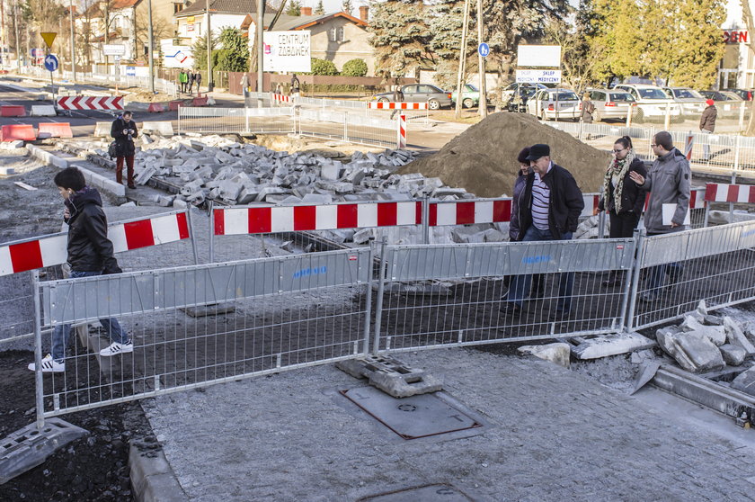 Wyburzyli nowy odcinek torowiska na ulicy Dąbrowskiego