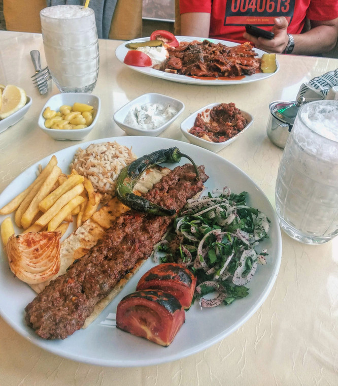 Adana kebab w tureckiej lokancie