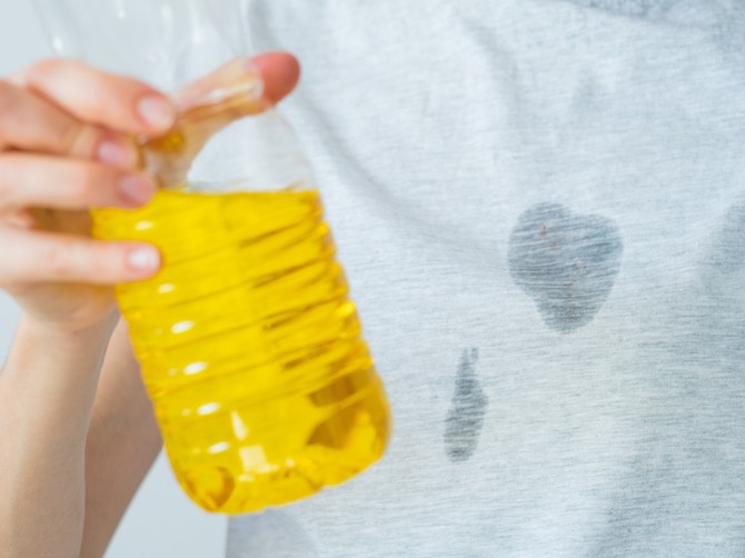 Ovi sastojci koje svi imate u kuhinji, skidaju fleke od ulja sa odeće kao od šale: Žena podelila genijalan trik za kojim su domaćice poludele
