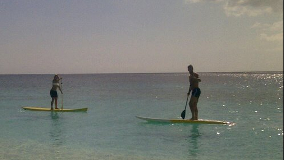 Znany ze swojego zamiłowania do portali społecznościowych, Gerard Pique, tym razem opublikował zdjęcie, na którym razem ze swoją partnerką uprawiają paddleboarding, czyli połączenie surfowania z wiosłowaniem...