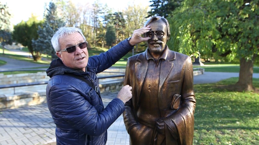 Nikola Džamić sa odlomljenim delom naočara na bisti Gagi Nikoliću