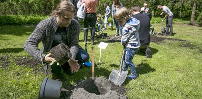 Posadzili dzieciom drzewo na pamiątkę