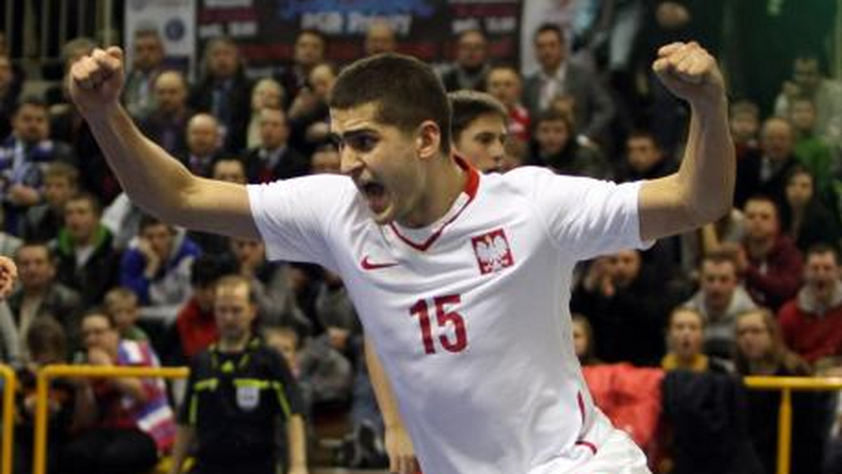 Reprezentacja Polski w futsalu pokonała w niedzielę Turcję 4:1, w ramach odbywającego się w Krośnie międzynarodowego turnieju towarzyskiego. Dzień wcześniej Biało-Czerwoni rozgromili 13:1 Gibraltar.