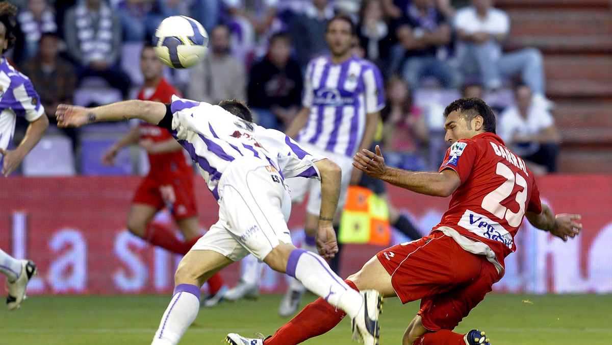 W pierwszych spotkaniach 32. kolejki Primera Division niespodzianką była porażka Sevilli z Realem Valladolid (1:2). Zwycięstwo nad Sportingiem Gijon odnieśli gracze Tenerife (2:0).