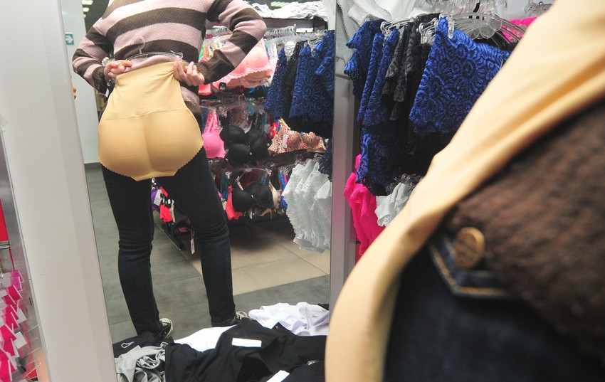 Donji veš sa dodacima za zadnjicu