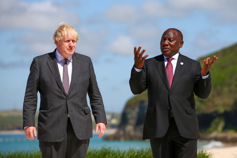 Boris Johnson i Cyril Ramaphosa (RPA) podczas G7 2021