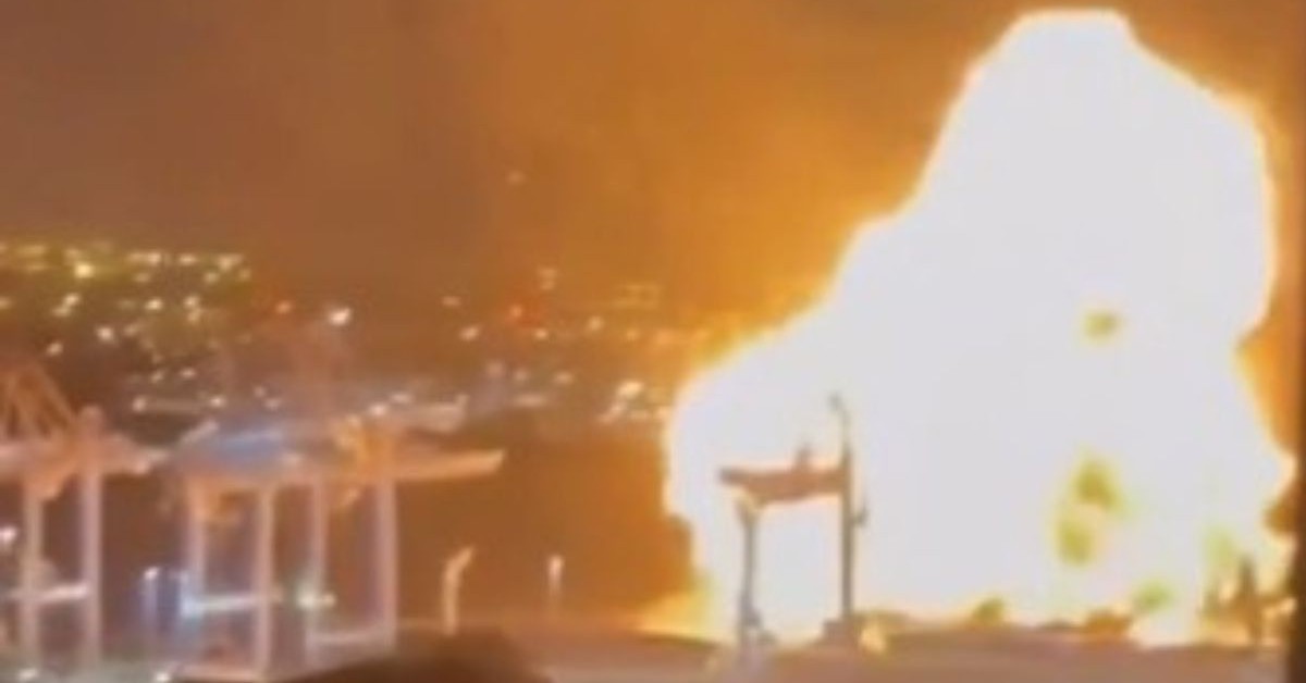 Massive night raid on the port. Russian terminal and ships on fire