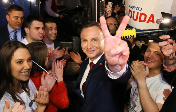 Sondaż late poll: Andrzej Duda wygrywa wybory prezydenckie. Ale jego przewaga maleje