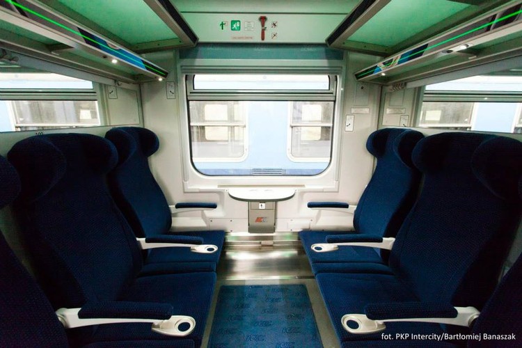 To efekt rywalizacji o pasażera m.in. z liniami autobusowymi . Od niedzieli będzie można pogubić się w ofertach. Po pierwsze, tzw. bilet bliskomiastowy, dzięki któremu podróż w relacjach do 35 km będzie tańsza nawet o 38 proc. Po drugie, w TLK i IC pojawi się nowy cennik kilometrażowy: ceny biletów będą lepiej dopasowane do faktycznie pokonywanej odległości. Dla pasażera ma to oznaczać mniejsze wydatki, np. z Warszawy do Kutna opłata obniży się z 40 do 35 zł. Po trzecie, zniżki obejmą przejazdy w 1. klasie w TLK i IC (średnio o 12 proc.). PKP Intercity/Bartłomiej Banaszak