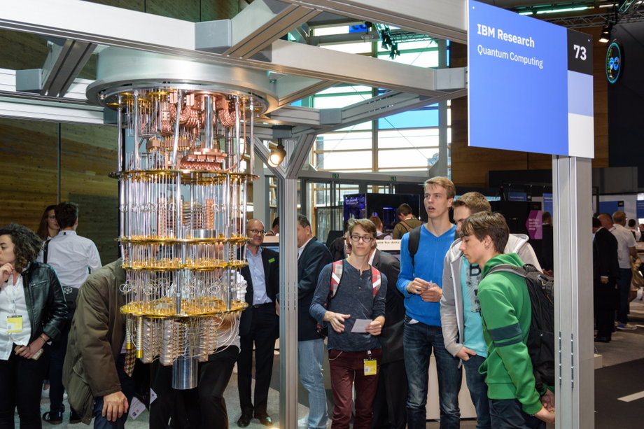 IBM pokazuje na początku 2018 roku na targach w Niemczech model komputera kwantowego