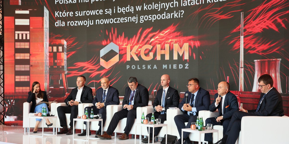 Udział w panelu wzięli: Tomasz Zdzikot, prezes KGHM Polska Miedź, Marek Wesoły, wiceminister aktywów państwowych, Piotr Dziadzio, wiceminister klimatu i główny geolog kraju, Kasjan Wyligała, prezes LW Bogdanka, Tomasz Cudny, prezes JSW, Marcin Roszkowski, prezes Instytutu Jagiellońskiego oraz Filip Grzegorczyk, wiceprezes Grupy Azoty. Debatę poprowadziła Barbara Osińska, dziennikarka Business Insider Polska.