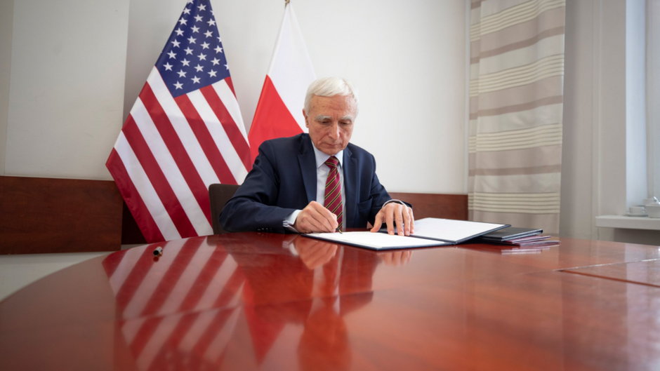 Piotr Naimski podpisuje umowę o współpracy przy atomie z USA. Fot. Biuro pełnomocnika