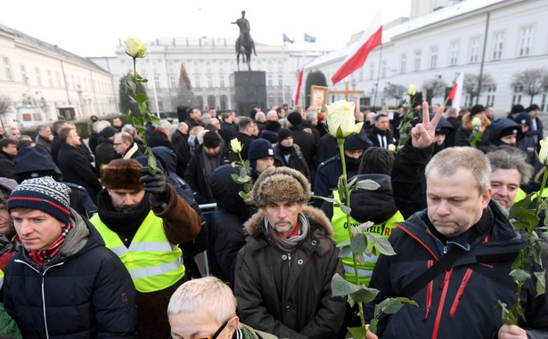 Sprawą zajmuje się Prokuratura Rejonowa Warszawa Śródmieście-Północ. "Przesłuchiwani są uczestnicy tych wydarzeń, zabezpieczany jest też monitoring" - zaznaczył prokurator.