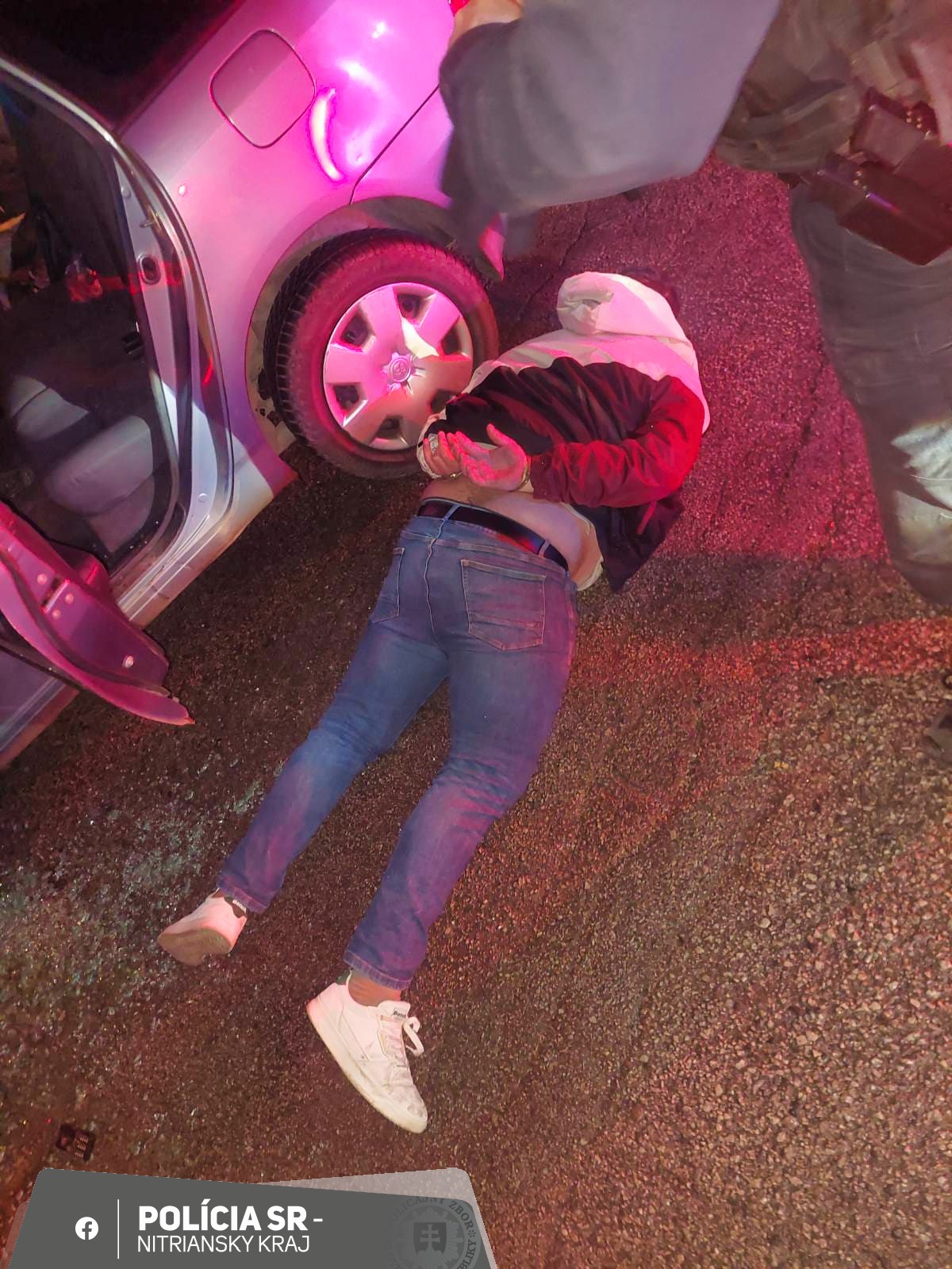 Policajti v Šali použili donucovacie prostriedky, aby dostali vodiča von z auta.