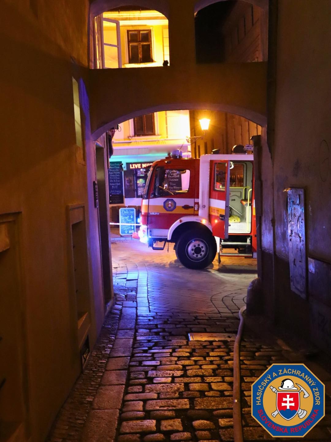 V piatok krátko po polnoci horel byt na Baštovej ulici v Bratislave.