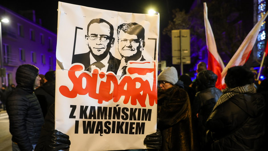 Grafika "Solidarni z Kamińskim i Wąsikiem" została wyświetlona na Pomniku Armii Krajowej i Polskiego Państwa Podziemnego