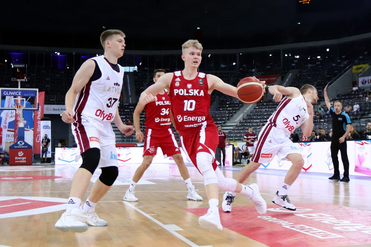 Reprezentanci Polski Adam Hrycaniuk (2L) i Łukasz Kolenda (2P) w starciu z Łotyszami Karlisem Silinsem (L) i Mareksem Majerisem (P)