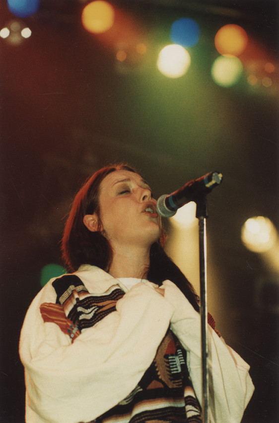  Katarzyna Nosowska podczas koncertu zespołu Hey w warszawskiej Hali Torwar (1994)