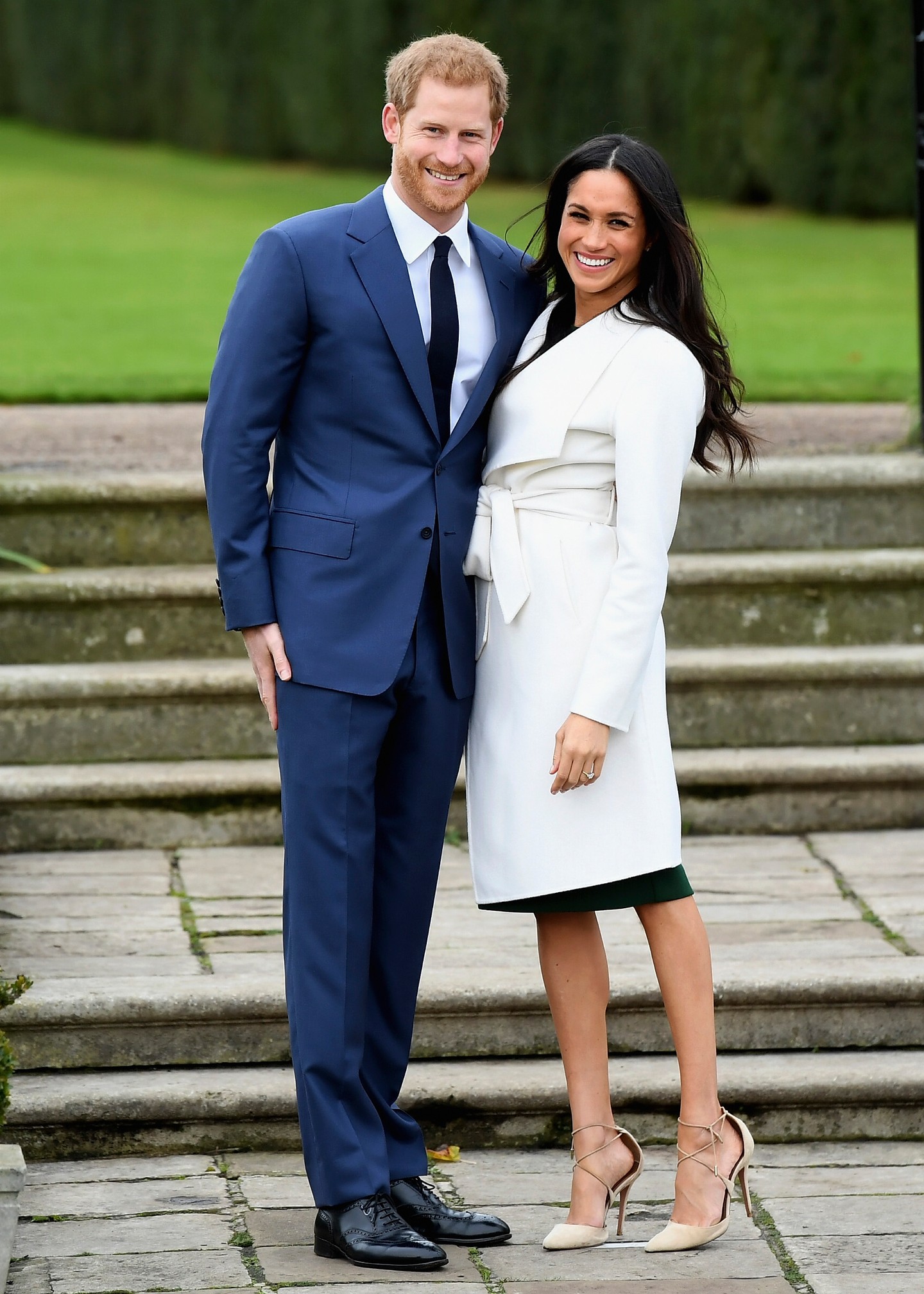 Meghan Markle és Harry herceg eljegyzésének bejelentése volt talán az első alkalom, amikor a sussex-i hercegné megszegte a királyi család stílusszabályait, hiszen nem viselt harisnyát a ruhája alatt